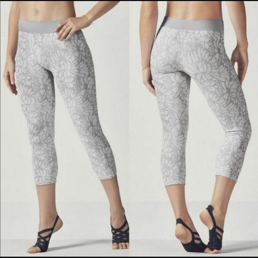 Fabletics Sebastian Gray Seamless Floral Cropped Capri Knit Workout Leggings